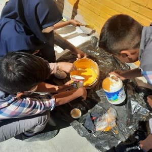 آموزش و رنگ آمیزی محیط مدرسه در قالب مهارت آموزی به دانش آموزان