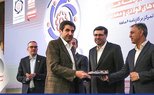 تجلیل از دکتر امرایی، مدیرعامل شرکت معدنی و صنعتی گهرزمین، به عنوان مدیر ارزش‌آفرین صنعت فولاد و معدن کشور