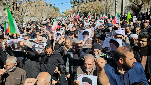 تشییع دانشجوی پزشکی سیرجانی روی دستان مردم شهر