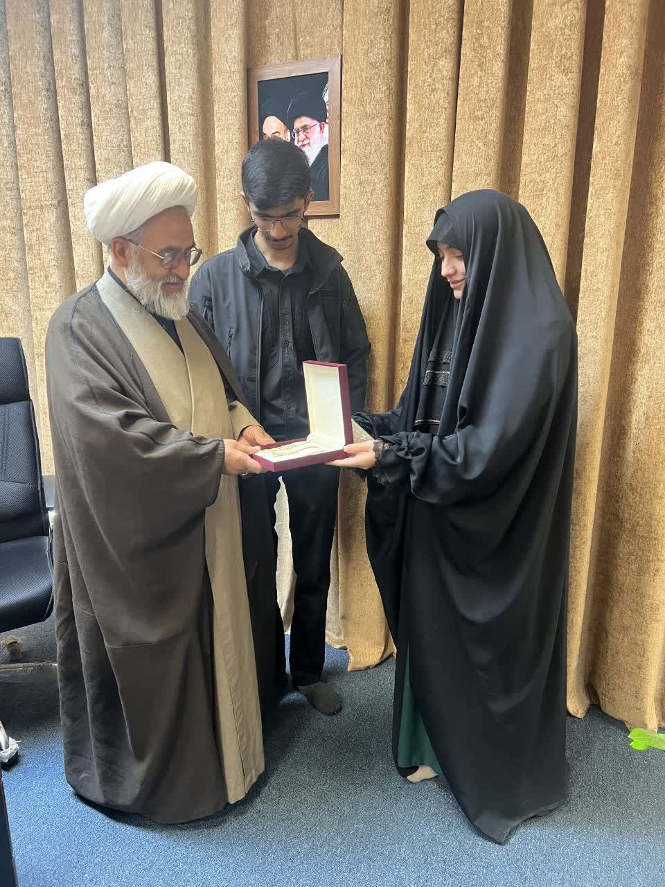 اهداي سرویس طلا توسط زوج جوان سیرجانی به پویش ایران همدل