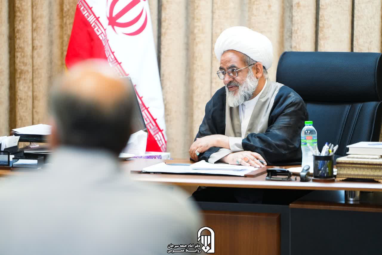 دیدار جمعی از هنرمندان با امام‌جمعه سیرجان به‌مناسبت روز هنر اسلامی انجام شد.